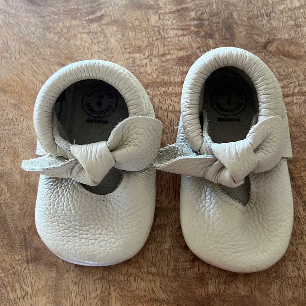 Freshly picked bow moccasins in ivory size 4